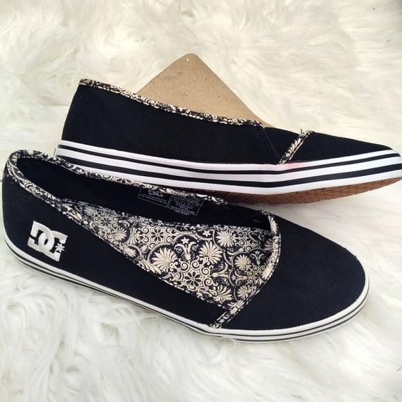 NWOT D & C flat sz 8 Women's slip on canvas shoes. Black& White. Like new. - Picture 2 of 7